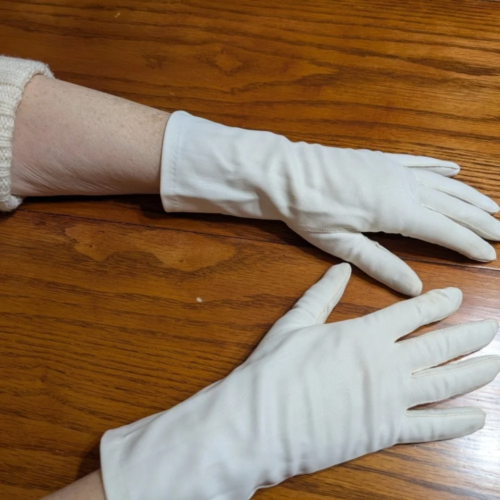 Vintage White Mid-length Formal Gloves.